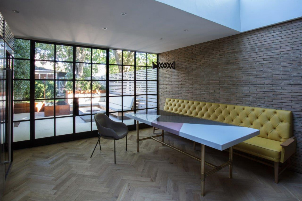 На фото: кухня-столовая среднего размера в современном стиле с бежевыми стенами, светлым паркетным полом и бежевым полом с