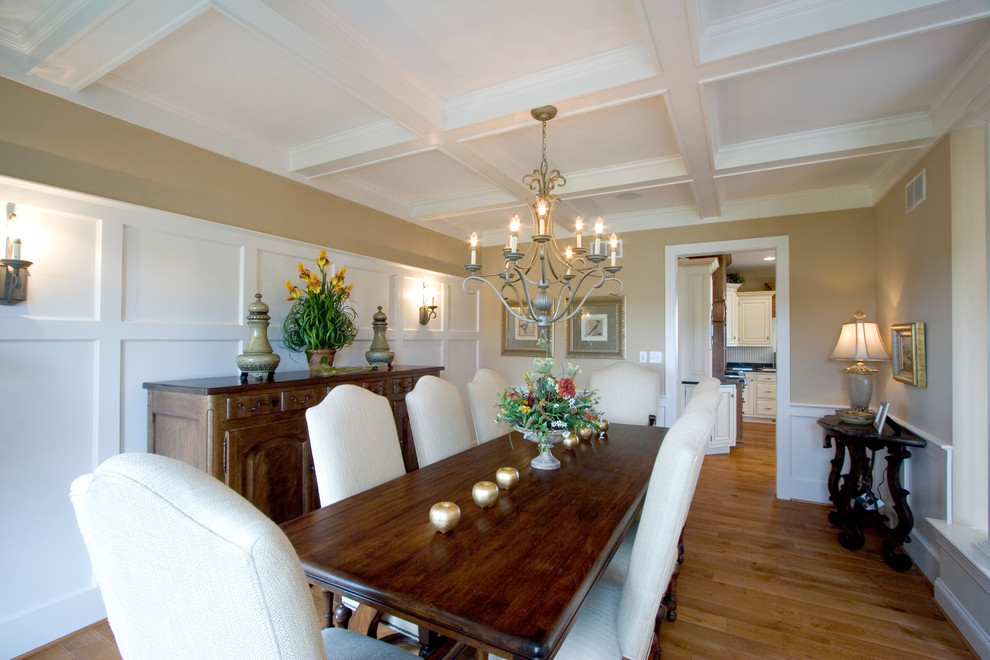 Foto di una grande sala da pranzo tradizionale chiusa con pareti beige e parquet chiaro