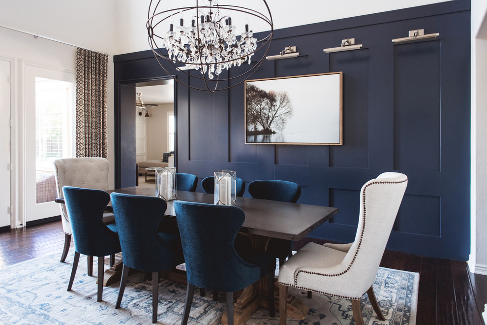 На фото: столовая в стиле неоклассика (современная классика) с синими стенами, темным паркетным полом и коричневым полом с