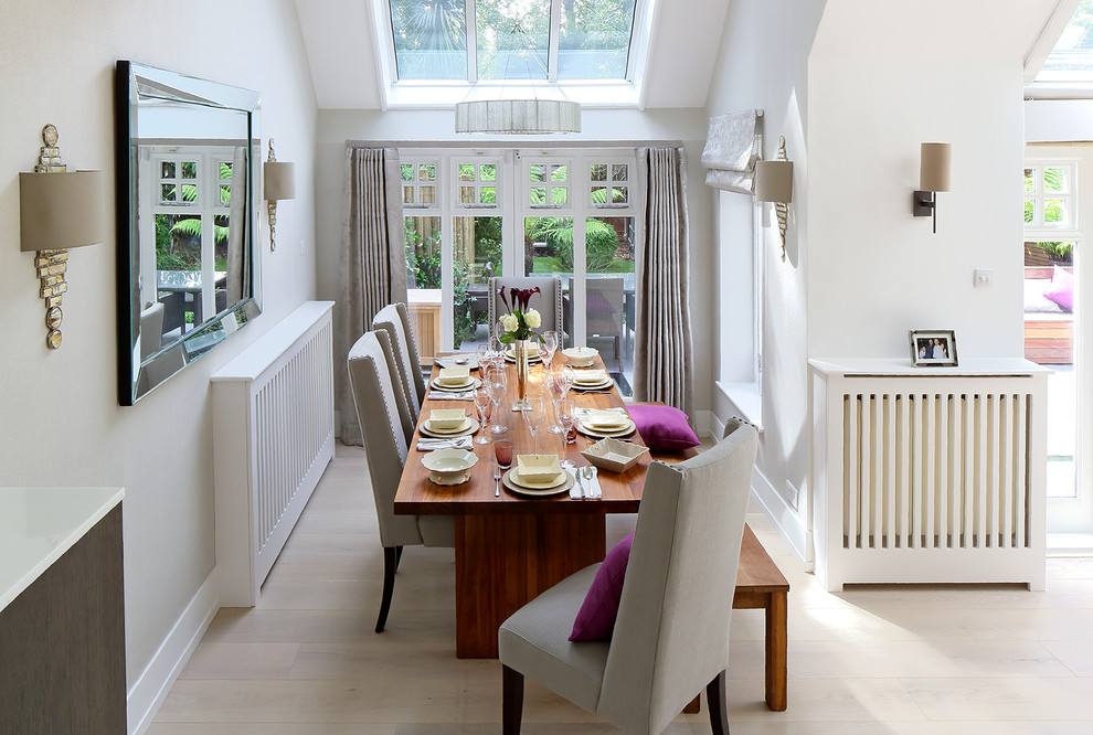 Exemple d'une salle à manger ouverte sur le salon tendance avec un mur blanc et aucune cheminée.