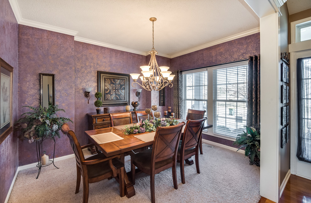 На фото: большая столовая в классическом стиле с фиолетовыми стенами и ковровым покрытием