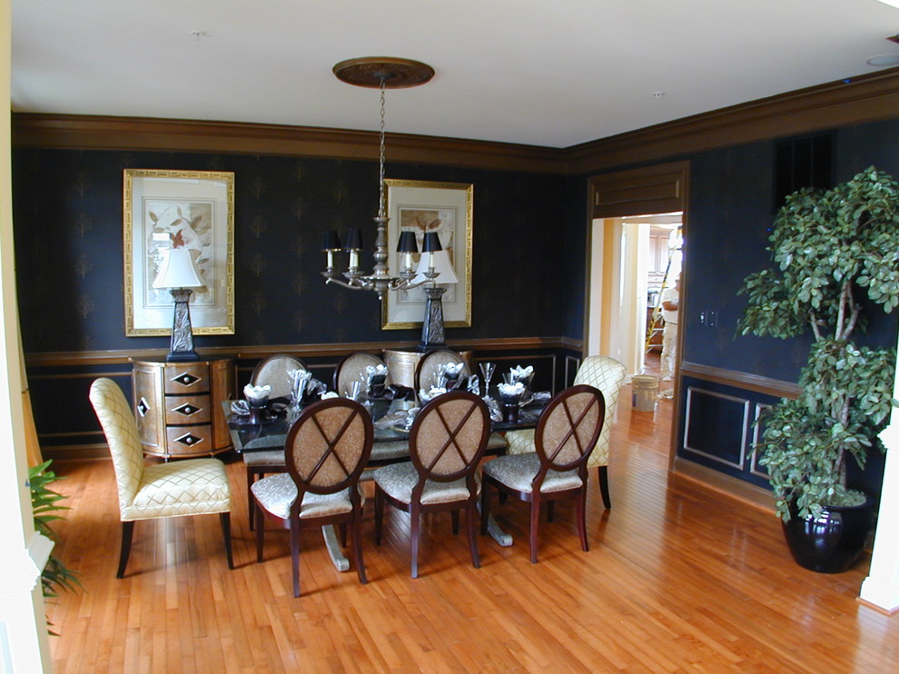 Idee per una sala da pranzo classica con pareti blu e pavimento in legno massello medio