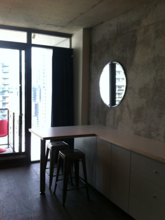 На фото: маленькая кухня-столовая в стиле лофт с серыми стенами и темным паркетным полом для на участке и в саду с