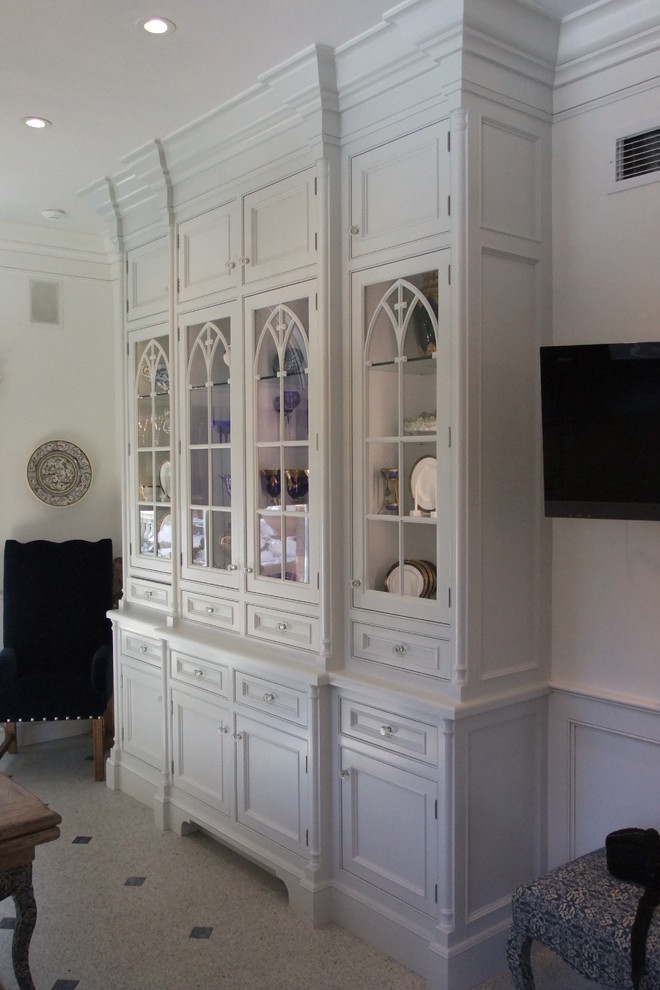 Cette photo montre une très grande salle à manger ouverte sur le salon victorienne avec un mur blanc et un sol blanc.