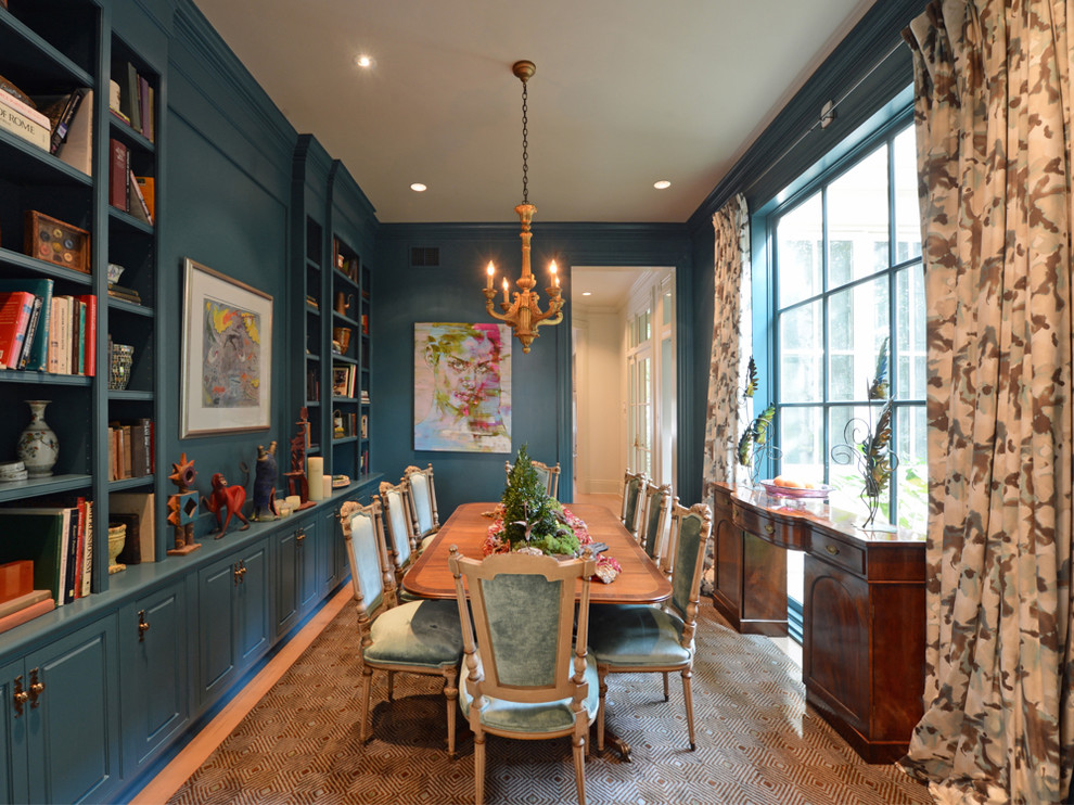 Aménagement d'une salle à manger victorienne fermée et de taille moyenne avec un mur bleu, parquet clair et aucune cheminée.