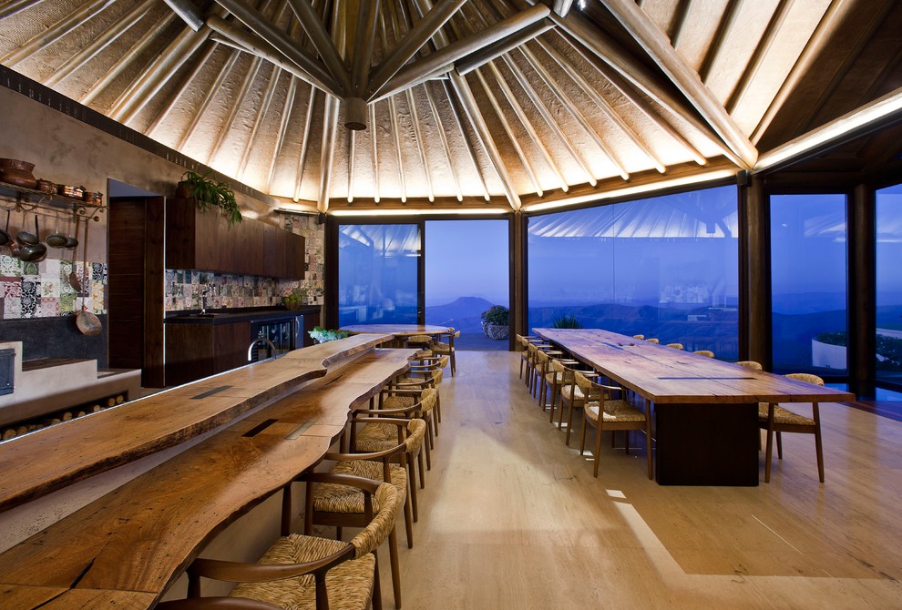 Imagen de comedor de cocina exótico con suelo de madera en tonos medios