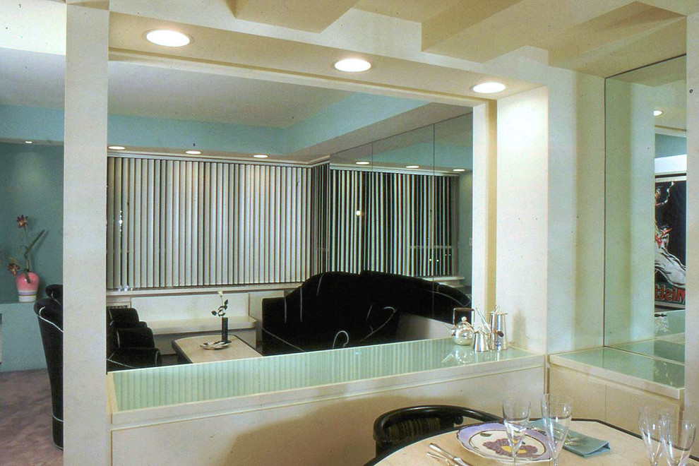 Ejemplo de comedor moderno extra grande abierto con paredes blancas y suelo de madera en tonos medios