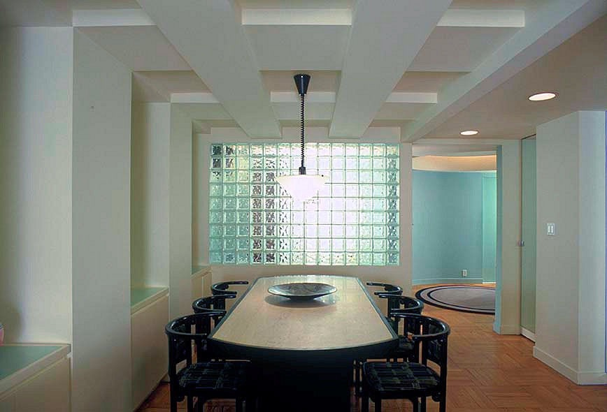 Diseño de comedor minimalista extra grande con paredes blancas y suelo de madera en tonos medios