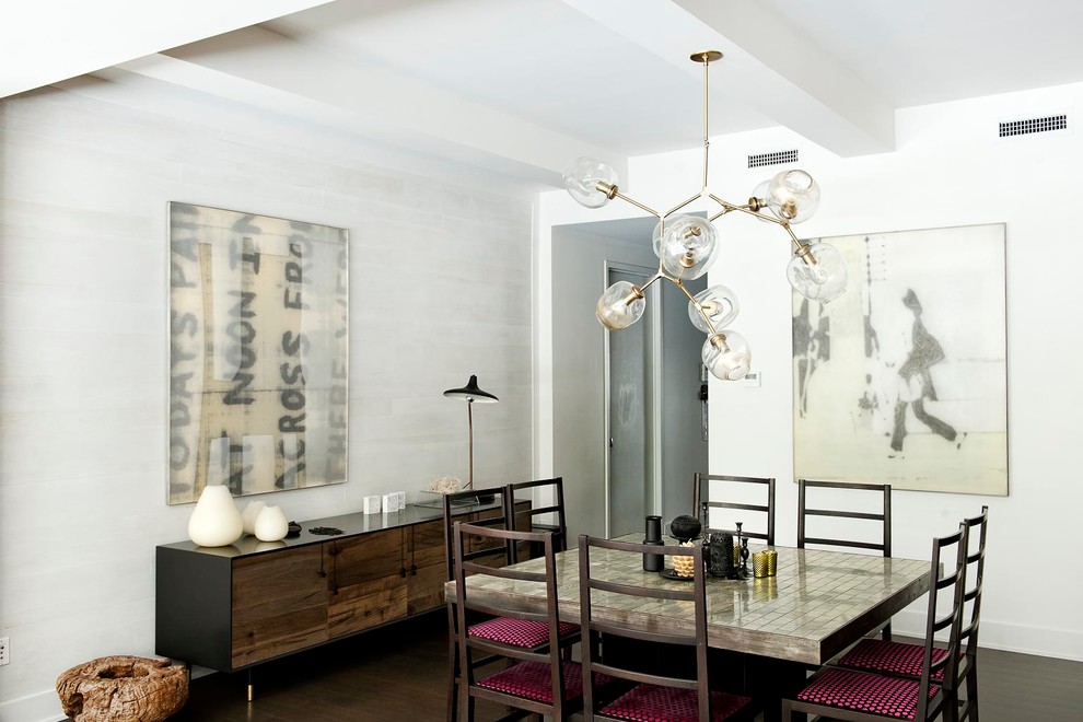 Esempio di una sala da pranzo minimal con pareti bianche e parquet scuro