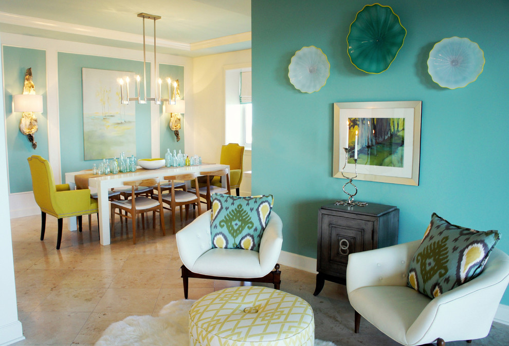 Идея дизайна: гостиная-столовая среднего размера в современном стиле с синими стенами и полом из травертина без камина