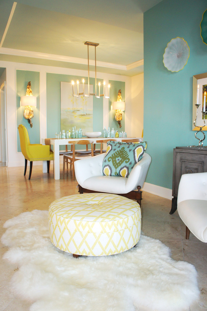 Свежая идея для дизайна: большая гостиная-столовая в современном стиле с синими стенами и полом из травертина без камина - отличное фото интерьера