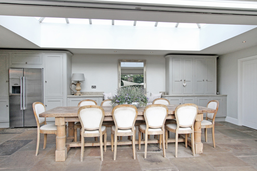 Klassische Wohnküche mit grauer Wandfarbe in Sonstige