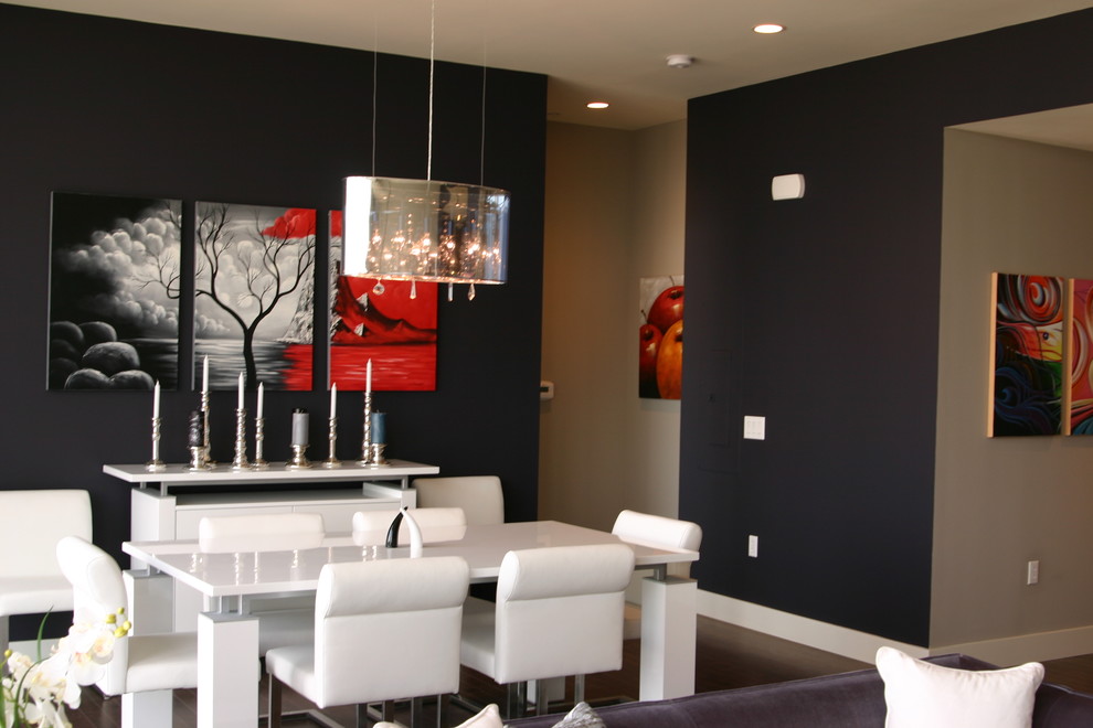 Пример оригинального дизайна: гостиная-столовая среднего размера в современном стиле с серыми стенами и темным паркетным полом без камина