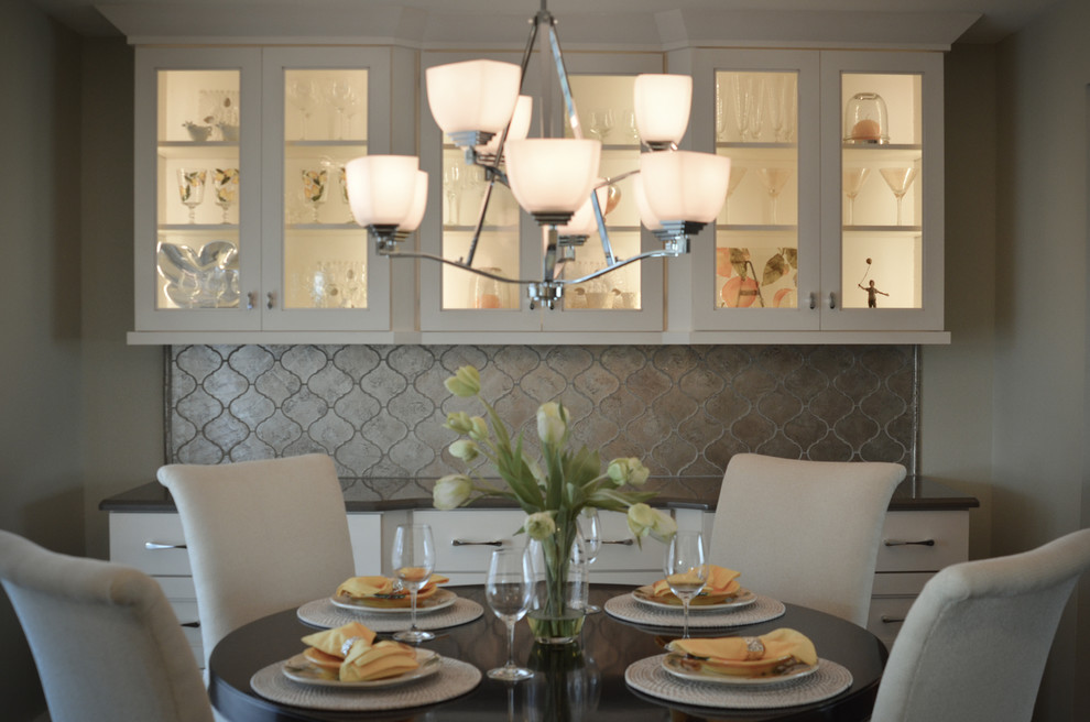 Стильный дизайн: кухня-столовая среднего размера в стиле неоклассика (современная классика) с серыми стенами - последний тренд