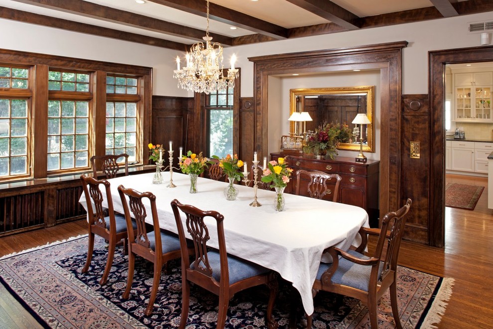 Imagen de comedor clásico de tamaño medio cerrado con paredes blancas y suelo de madera en tonos medios