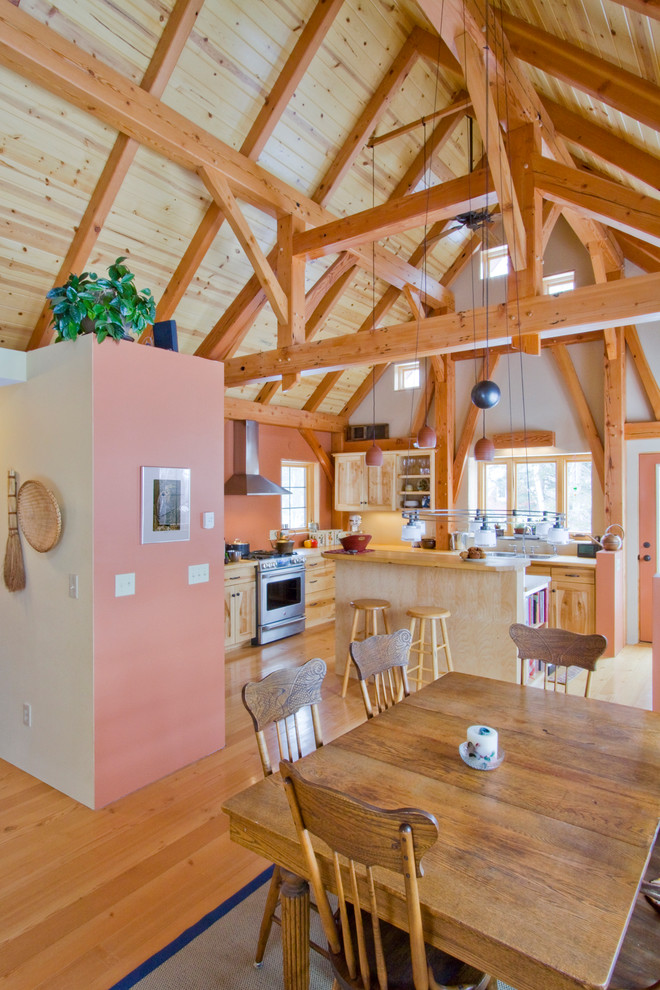 Mittelgroßes, Offenes Landhausstil Esszimmer mit rosa Wandfarbe und braunem Holzboden in Minneapolis