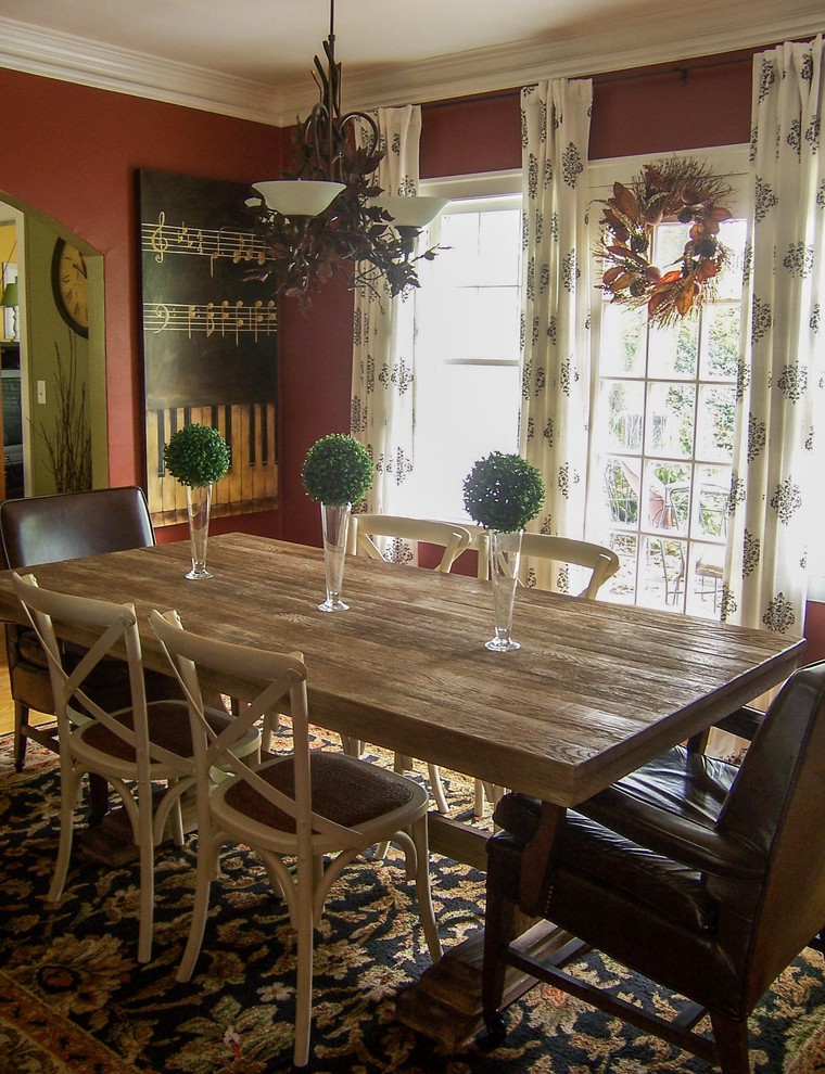 Immagine di una sala da pranzo eclettica chiusa e di medie dimensioni con pareti rosse, pavimento in legno massello medio e nessun camino