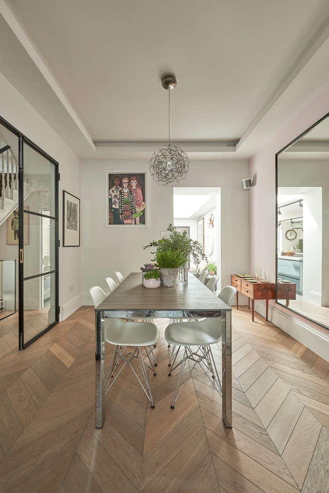 Idées déco pour une salle à manger contemporaine de taille moyenne et fermée avec un mur blanc, un sol en bois brun, un sol marron et verrière.