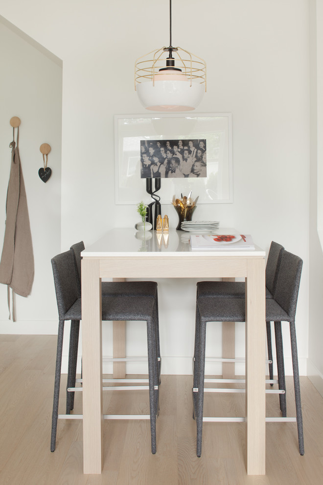 Foto de comedor escandinavo con paredes blancas y suelo de madera en tonos medios
