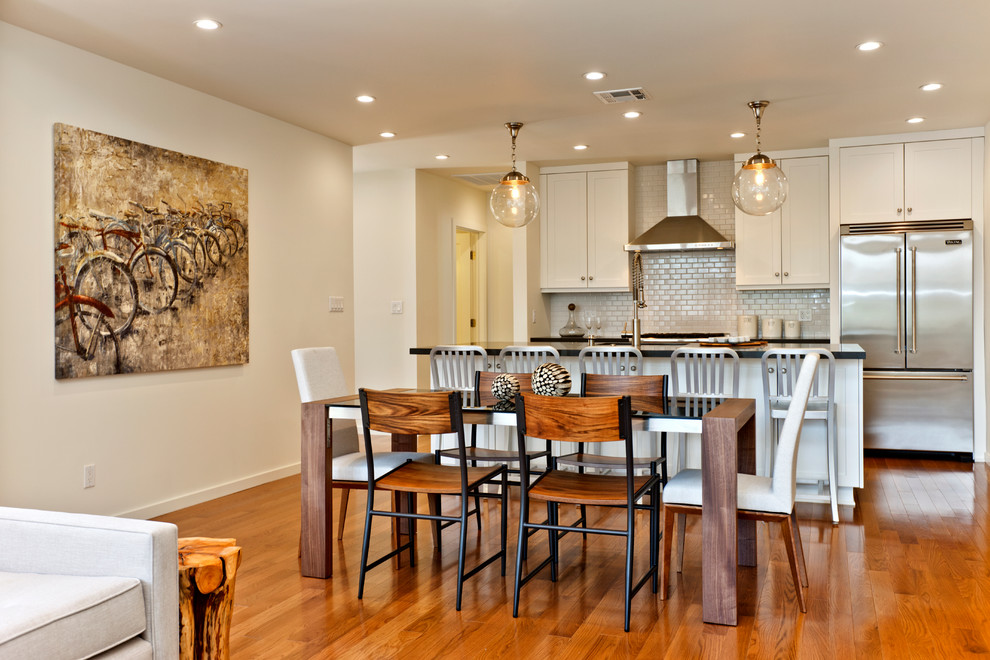 Esempio di una sala da pranzo aperta verso il soggiorno tradizionale con pareti beige e pavimento in legno massello medio