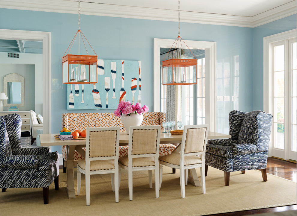 Ispirazione per una sala da pranzo stile marino con pareti blu