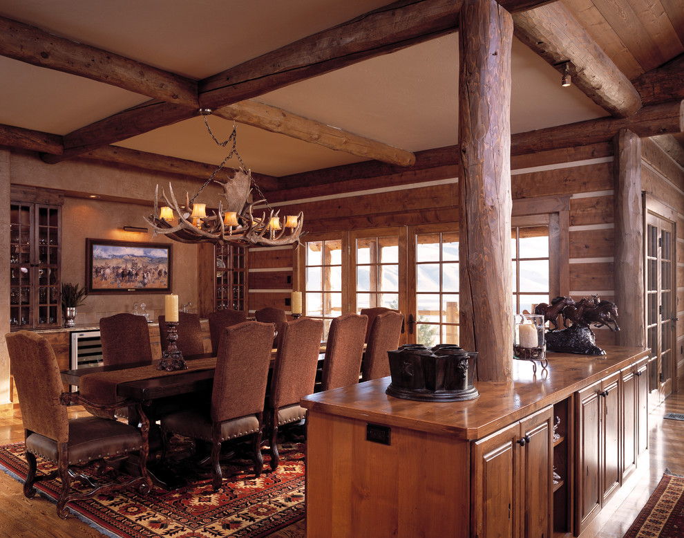 Immagine di una sala da pranzo stile rurale chiusa e di medie dimensioni con pareti beige e pavimento in legno massello medio