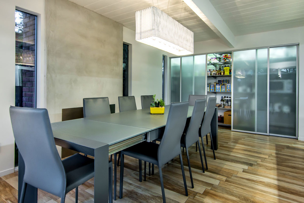 Inspiration för mellanstora moderna kök med matplatser, med vita väggar och mellanmörkt trägolv