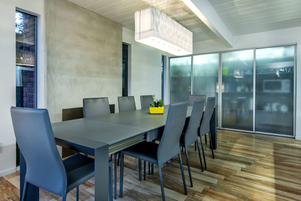 Стильный дизайн: кухня-столовая среднего размера в стиле ретро с белыми стенами, полом из керамогранита, стандартным камином и фасадом камина из бетона - последний тренд