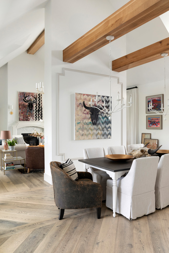 Inspiration pour une salle à manger ouverte sur le salon rustique avec un mur blanc, un sol en bois brun, un sol marron, poutres apparentes et un plafond voûté.