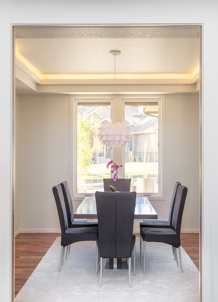 Example of a minimalist dining room design in Portland
