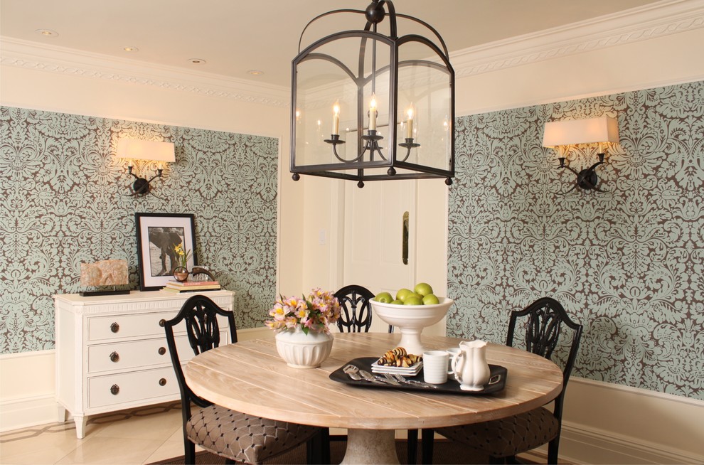 Idee per una sala da pranzo aperta verso la cucina classica di medie dimensioni con pareti bianche e pavimento in marmo