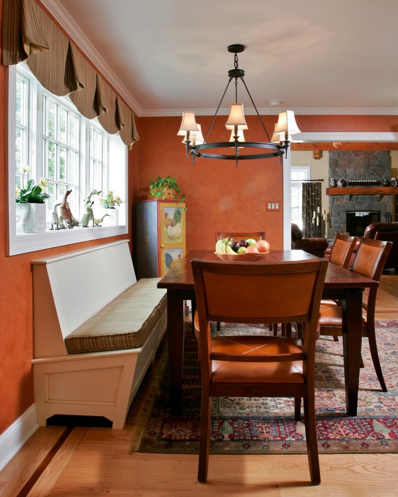 Inredning av en rustik mellanstor matplats, med orange väggar och ljust trägolv