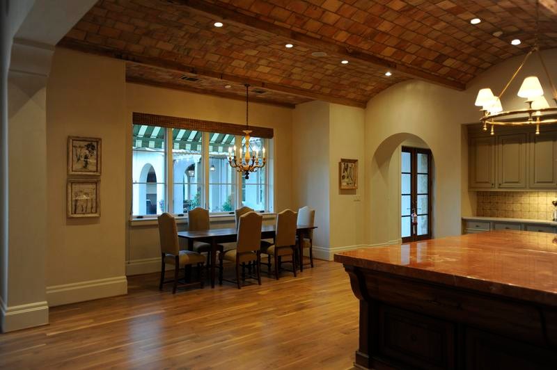 Immagine di una sala da pranzo aperta verso la cucina mediterranea di medie dimensioni con parquet chiaro, pareti beige e nessun camino