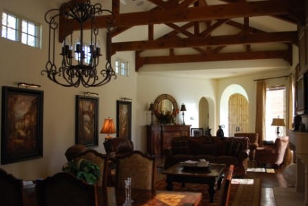 Cette image montre une salle à manger ouverte sur le salon méditerranéenne de taille moyenne avec un mur blanc, un sol en bois brun et aucune cheminée.