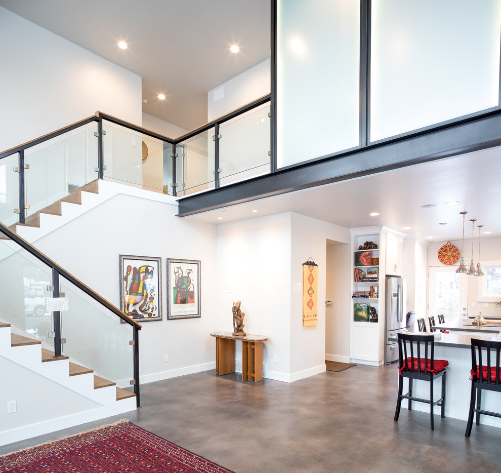 Источник вдохновения для домашнего уюта: гостиная-столовая среднего размера в стиле модернизм с белыми стенами, бетонным полом и коричневым полом без камина