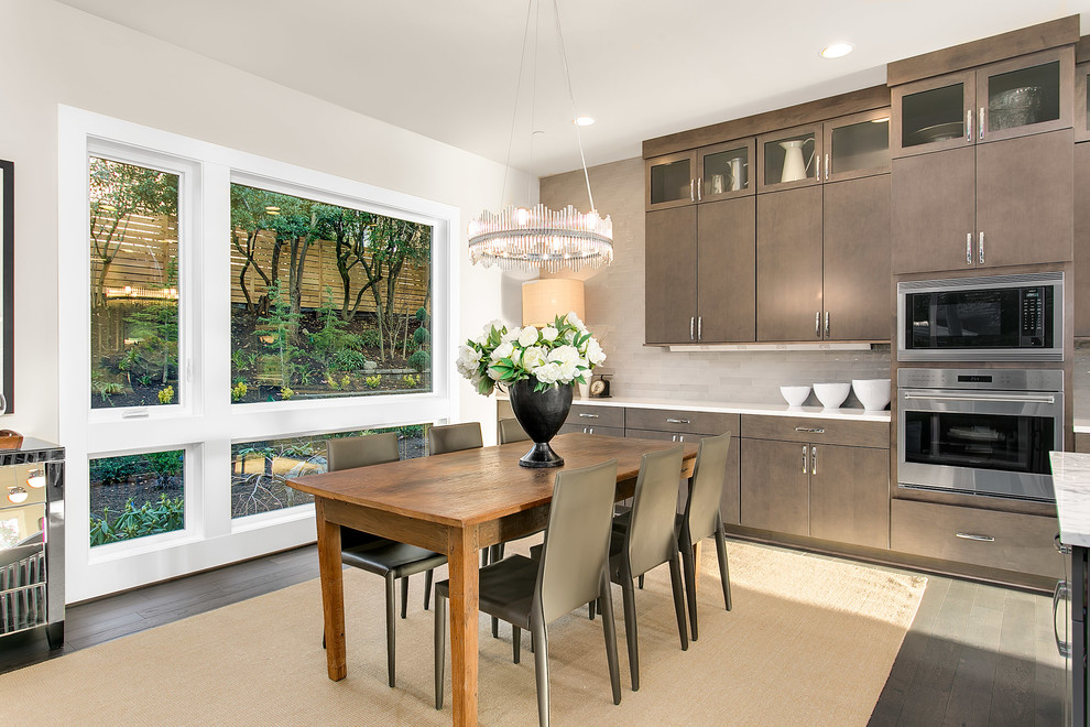 Diseño de comedor de cocina contemporáneo con paredes beige y suelo de madera oscura