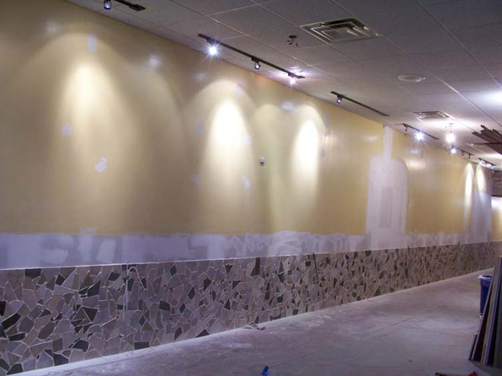 На фото: большая гостиная-столовая с разноцветными стенами, полом из керамической плитки, угловым камином и фасадом камина из кирпича с