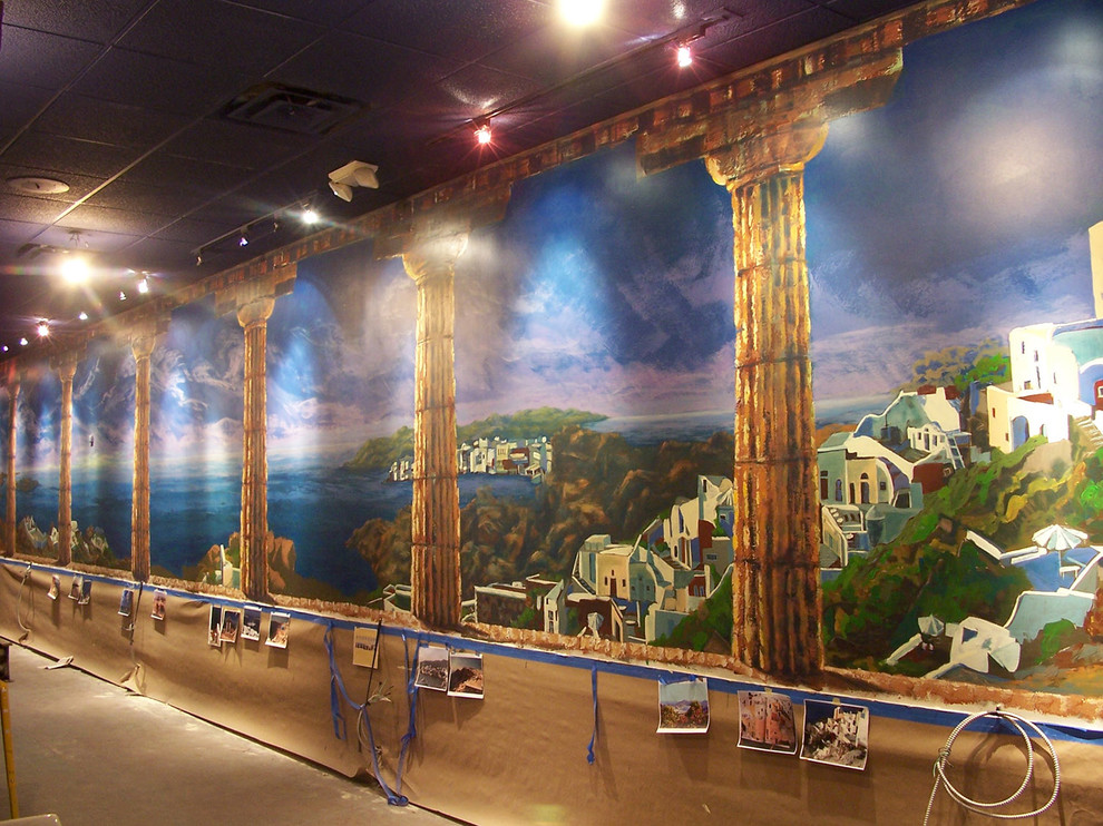 Foto di una grande sala da pranzo aperta verso il soggiorno con pareti multicolore, pavimento con piastrelle in ceramica, camino ad angolo e cornice del camino in mattoni