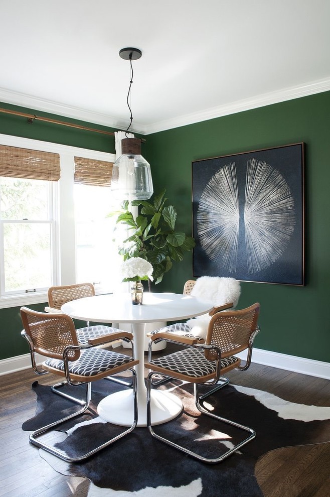 Idées déco pour une salle à manger éclectique de taille moyenne avec un mur vert, parquet foncé et un sol marron.