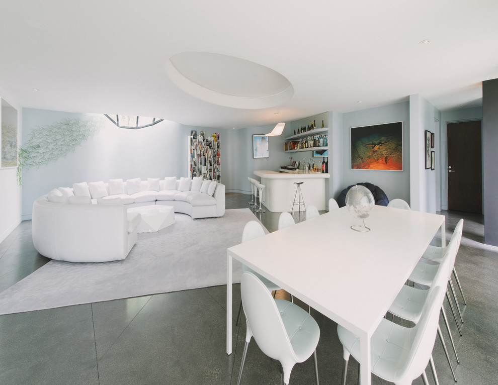 Minimalist great room photo in Los Angeles