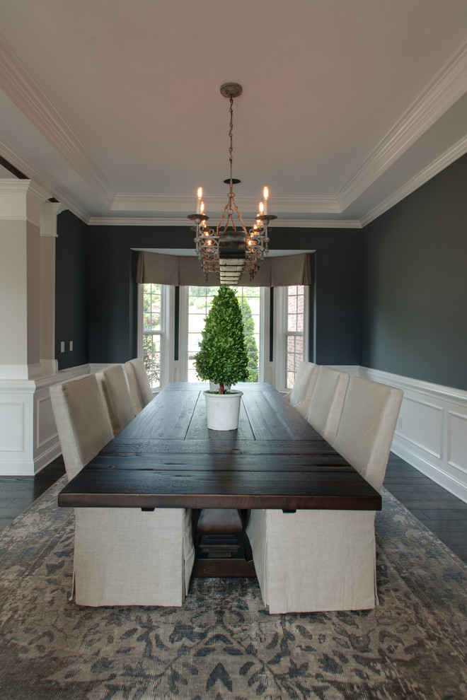 Свежая идея для дизайна: большая столовая в стиле неоклассика (современная классика) с серыми стенами, темным паркетным полом и коричневым полом без камина - отличное фото интерьера