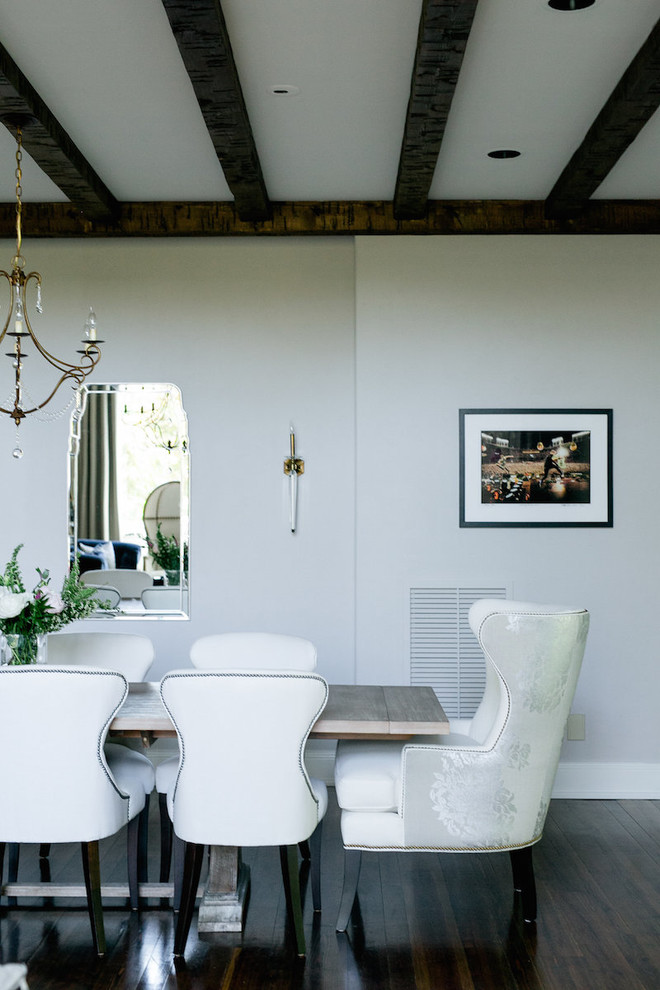 Источник вдохновения для домашнего уюта: столовая в стиле неоклассика (современная классика) с серыми стенами и темным паркетным полом