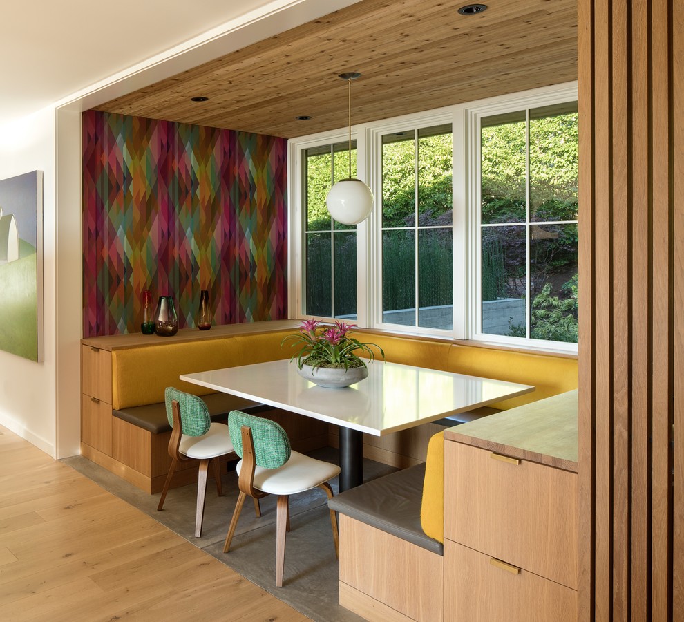 Immagine di una sala da pranzo minimalista con pavimento in legno massello medio e pavimento marrone