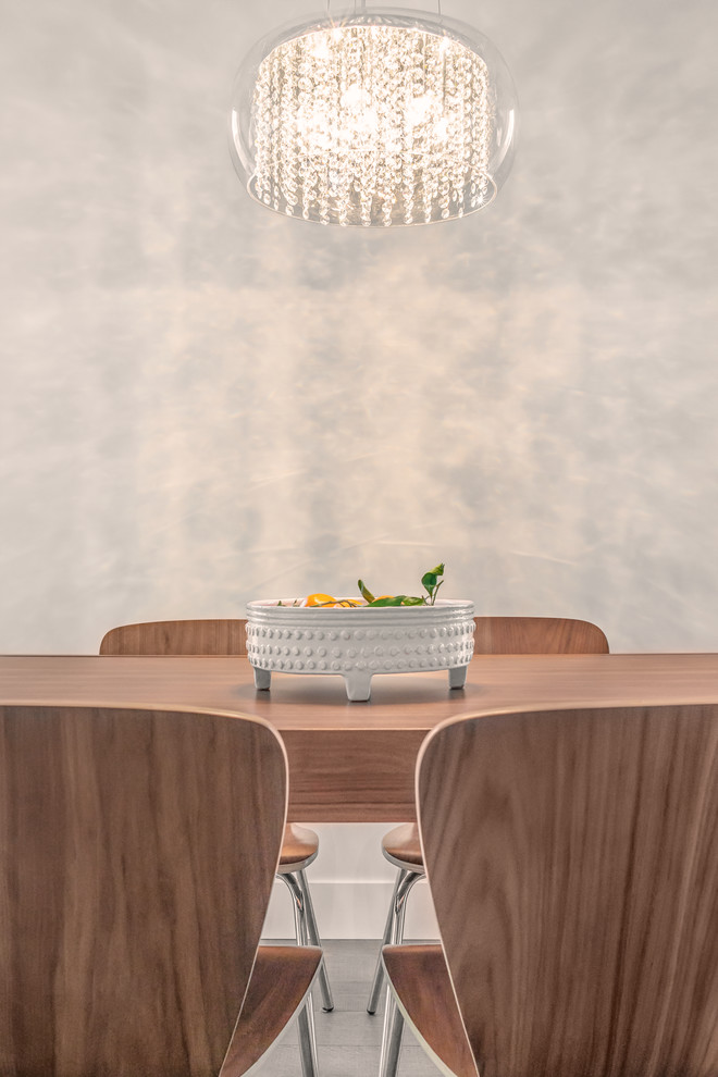 Imagen de comedor contemporáneo pequeño abierto sin chimenea con paredes beige y suelo de madera en tonos medios