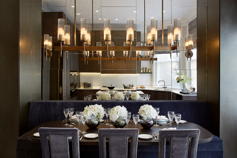 Idée de décoration pour une salle à manger ouverte sur le salon tradition avec mur métallisé.