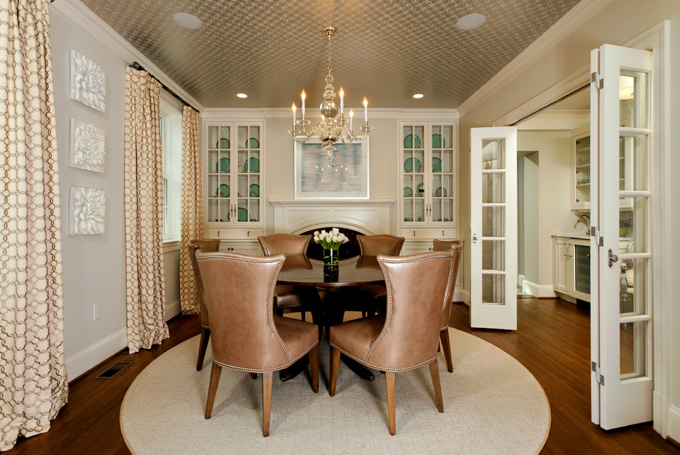 Idée de décoration pour une rideau de salle à manger tradition avec un mur beige, parquet foncé et une cheminée standard.