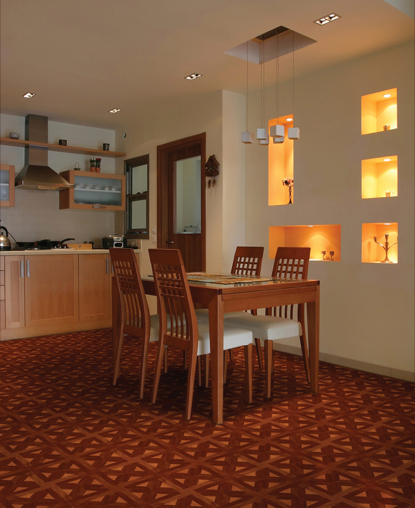 Aménagement d'une salle à manger ouverte sur la cuisine contemporaine avec un mur beige, parquet foncé et un sol multicolore.