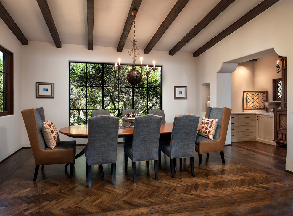 Immagine di una sala da pranzo mediterranea di medie dimensioni con pareti bianche, parquet scuro e pavimento marrone