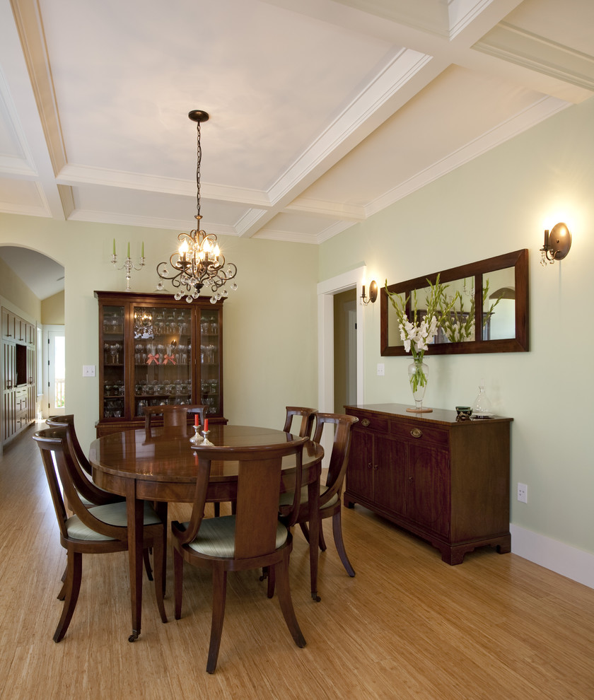 Idee per una sala da pranzo american style con pareti verdi e pavimento in legno massello medio
