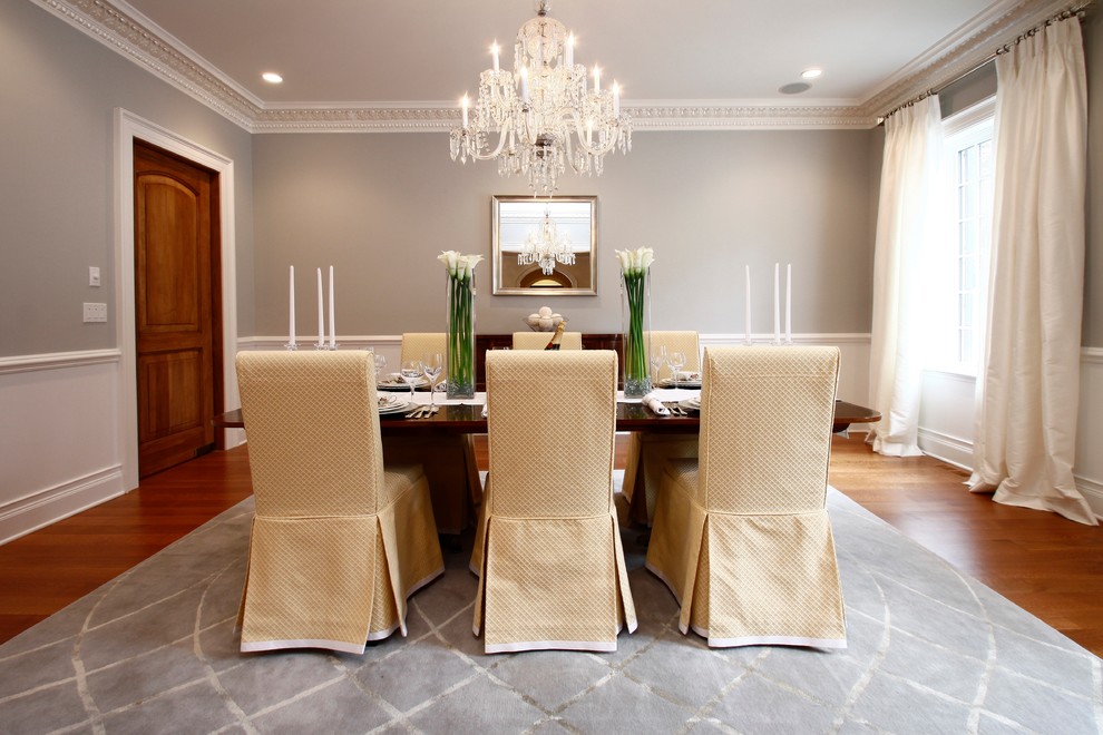 Esempio di una sala da pranzo classica chiusa con pareti grigie e pavimento in legno massello medio